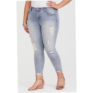 TORRID GIRLFRIEND JEAN -VINTAGE STRETCH LIGHT WASH